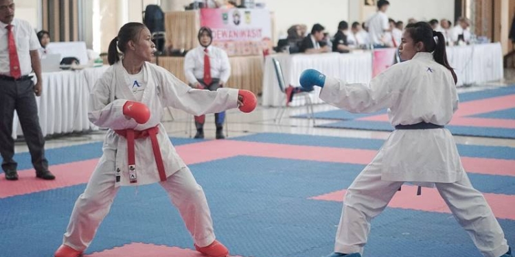 Pertandingan karate pada kelas kumite under 50 kg putri (Dok. UNG)