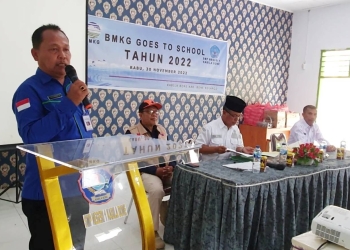 Kepala BMKG Stasiun Geofisika Gorontalo, Gandamana Matondang memberikan sambutan pada program BMKG Goes To School di Sekolah Menengah Pertama (SMP) Negeri 1 Kabilabone, Kabupaten Bone Bolango, Rabu (30/11/2022) (istimewa)