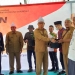 Penjabat Gubernur Gorontalo, Hamka Hendra Noer, bersama Plt Kepala Perwakilan BI Gorontalo, Miftahul Huda (kiri) membagikan bibit cabai di Pondok Pesantren Hubulo, Bone Bolango, Selasa (8/11/2022). (Indra/gopos)
