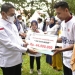 Penjagub Hamka Hendra Noer saat menyerahkan secara simbolis bantuan kepana pelaku IKM Provinsi Gorontalo, melalui kegiatan Temu Akbar Pelaku Usaha yang digelar di halaman kantor Dinas Koperasi, UMKM, Perindustrian dan Perdagangan (Diskumperindag), Jumat (18/11/2022). (Dinas Kominfo Provinsi Gorontalo)
