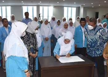 Penandatanganan pelantikan pengurus HIMPAUDI Prov. Gorontalo. (Dok. UNG)