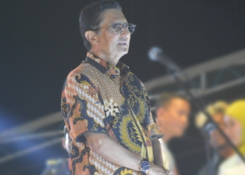 Wakil Ketua MPR-RI, Fadel Muhammad saat memberikan sambutan di kegiatan Pembukaan Kegiatan Karisma Event Nusantara (KEN) “Festival Pesona Danau Limboto (FPDL) Tahun 2022 di Pesisir Danau Limboto, Kabupaten Gorontalo, Sabtu malam (19/11/2022). (Foto: Putra/Gopos)