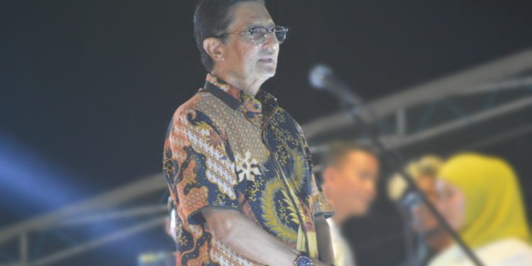 Wakil Ketua MPR-RI, Fadel Muhammad saat memberikan sambutan di kegiatan Pembukaan Kegiatan Karisma Event Nusantara (KEN) “Festival Pesona Danau Limboto (FPDL) Tahun 2022 di Pesisir Danau Limboto, Kabupaten Gorontalo, Sabtu malam (19/11/2022). (Foto: Putra/Gopos)
