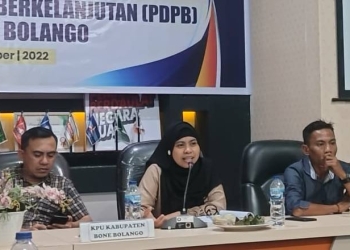 Anggota Komisioner KPU Bone Bolango Divisi Perencanaan Data dan Informasi, Humairoh U Tipuwo  (tengah) memberikan keterangan pada evaluasi PDPB Kabupaten Bone Bolango, Ahad (6/11/2022). (muhajir/gopos)
