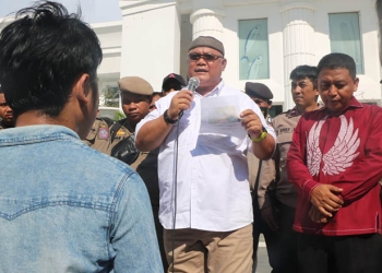 Wakil Ketua DPRD Provinsi Gorontalo, Kris Wartabone, saat menerima aksi unjuk rasa terkait tambang batu hitam, Senin (14/11/2022). (Humas Deprov Gorontalo)