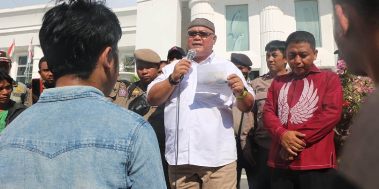 Wakil Ketua DPRD Provinsi Gorontalo, Kris Wartabone, saat menerima aksi unjuk rasa terkait tambang batu hitam, Senin (14/11/2022). (Humas Deprov Gorontalo)