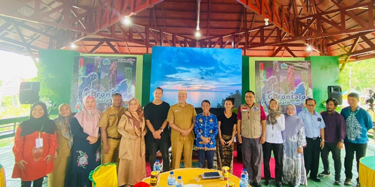Kepala Dinas Pariwisata dan Ekraf Provinsi Gorontalo, Rifli Katili bersama Bupati Gorontalo, Nelson Pomalingo (tengah) berpose bersama dengan para pembicara pada konferensi internasional Danau Limboto di Pentadio Resor, Senin (21/11/2022). (Dinas Pariwisata Gorontalo)