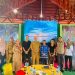 Kepala Dinas Pariwisata dan Ekraf Provinsi Gorontalo, Rifli Katili bersama Bupati Gorontalo, Nelson Pomalingo (tengah) berpose bersama dengan para pembicara pada konferensi internasional Danau Limboto di Pentadio Resor, Senin (21/11/2022). (Dinas Pariwisata Gorontalo)