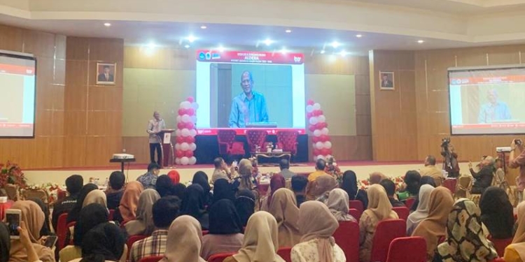 Pelaku sejarah pada buku Aldera Dr. Pius Lustrilanang menceritakan langsung kisahnya pada diskusi buku Aldera, Kamis (24/11/2022) di TC Damhil, Kota Gorontalo (muhajir/gopos)