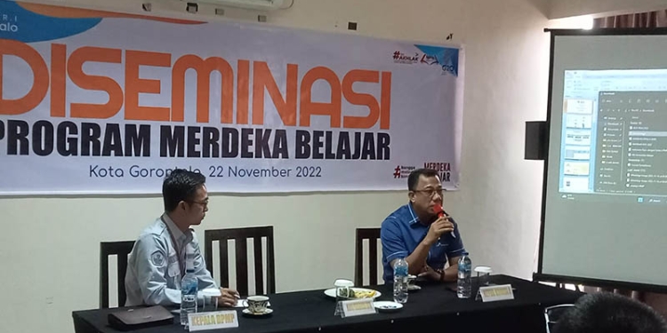Anggota DPRD Kota Gorontalo, Erman Latjengke (Kanan) saat menjadi narasumber pada program merdeka belajar kota Gorontalo. Selasa,(22/11/2022). Foto: Sari/gopos