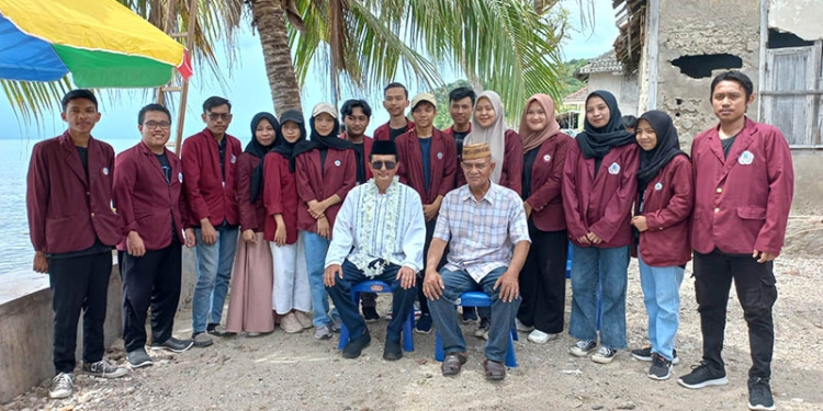 Wakil Ketua MPR RI, Fadel Muhammad, berpose bersama dengan mahasiswa penerima bantuan Beasiswa Bidik Misi di Desa Wisata Religi Bubohu, Desa Bongo, Kecamatan Batudaa Pantai, Kabupaten Gorontalo. (hasan/gopos)