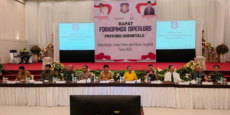 Rapat Forkopimda Provinsi Gorontalo diperluas membahas kesiapan pengganggaran untuk Pilkada 2024, Senin (7/11/2022) di Grand Palace Convention Center Kota Gorontalo. (putra/gopos)