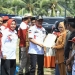 Bupati Pohuwato, Saipul Mbuinga, Didampingi Wakil Bupati Pohuwato, Suharsi Igirisa, Memberikan Bantuan Kepada Masyarakat Kecamatan Popayato Barat, Senin 07/11/2022 (Istimewa)