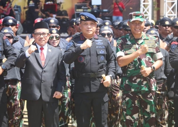 Wakil Ketua DPRD Provinsi Gorontalo, Awaludin Pauweni (kedua kiri) menghadiri perayaan HUT 77 Brimob di Mako Brimob Polda Gorontalo, Senin (14/11/2022). (Humas Deprov Gorontalo)