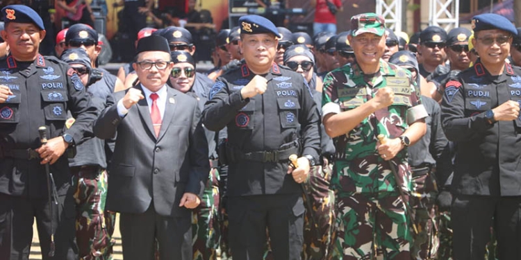 Wakil Ketua DPRD Provinsi Gorontalo, Awaludin Pauweni (kedua kiri) menghadiri perayaan HUT 77 Brimob di Mako Brimob Polda Gorontalo, Senin (14/11/2022). (Humas Deprov Gorontalo)