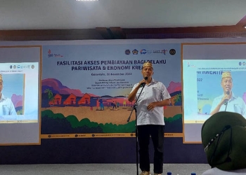 Kepala Dinas Pariwisata Provinsi Gorontalo, Rifli Katili, memberikan sambutan pada sosialisasi fasilitasi pembiayaan bagi pelaku pariwisata dan ekonomi kreatif di Desa Bongo, Kabupaten Gorontalo, Selasa (16/11/2022).