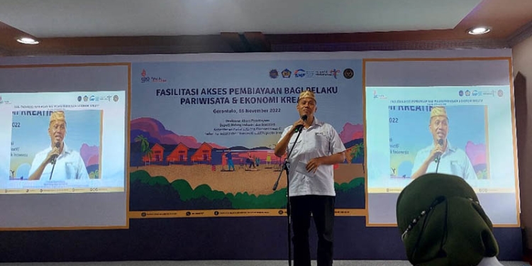 Kepala Dinas Pariwisata Provinsi Gorontalo, Rifli Katili, memberikan sambutan pada sosialisasi fasilitasi pembiayaan bagi pelaku pariwisata dan ekonomi kreatif di Desa Bongo, Kabupaten Gorontalo, Selasa (16/11/2022).