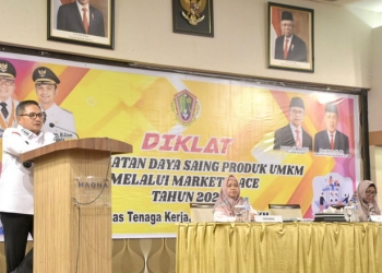 Wali Kota Gorontalo, Marten Taha saat memberikan sambutan di acara penutupan kegiatan digitalisasi bagi pelaku Usaha Mikro Kecil Menengah (UMKM) di Hotel Maqna Kota Gorontalo, Rabu (2/11/2022). (Foto: Humas)