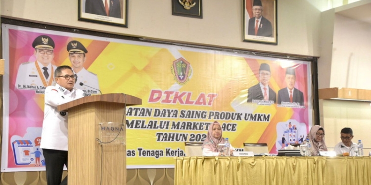 Wali Kota Gorontalo, Marten Taha saat memberikan sambutan di acara penutupan kegiatan digitalisasi bagi pelaku Usaha Mikro Kecil Menengah (UMKM) di Hotel Maqna Kota Gorontalo, Rabu (2/11/2022). (Foto: Humas)