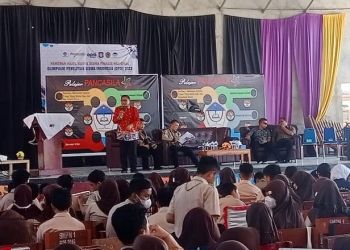 Wali Kota Gorontalo, Merten Taha saat menjadi pemateri di program Jaksa masuk sekolah di SMP Negeri 1 Gorontalo, Jumat (4/11/2022). Sari/gopos