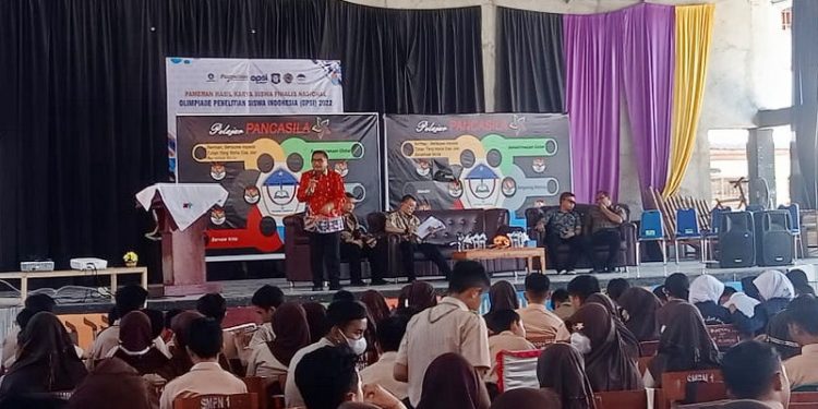 Wali Kota Gorontalo, Merten Taha saat menjadi pemateri di program Jaksa masuk sekolah di SMP Negeri 1 Gorontalo, Jumat (4/11/2022). Sari/gopos