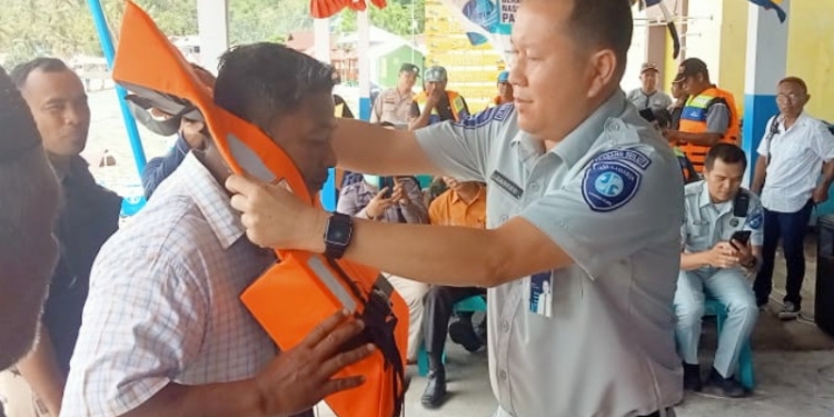 Plt Kepala Jasa Raharja Gorontalo, Zaheed saat menyerahkan bantuan life jacket secara simbolis kepada nelayan pesisir pantai Hui Paus, Kamis (10/11/2022). Foto: Humas Jasa Raharja.