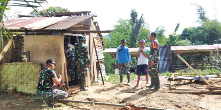 Proses Pembangunan Rumah Lansia oleh Personil Kodim 1304 Gorontalo. (Foto: Istimewa)