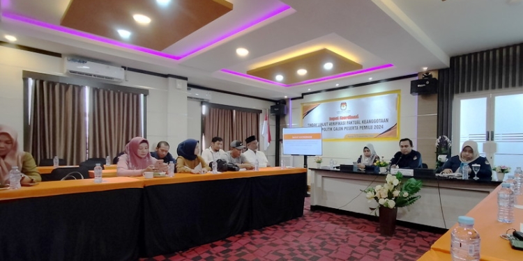 KPU BONE BOLANGO - Rapat Koordinasi Tindak Lanjut Verifikasi Faktual Keanggotaan Partai Politik Calon Peserta Pemilu 2024 oleh KPU Bone Bolango, Selasa (1/11/2022). (Foto: Putra/Gopos)