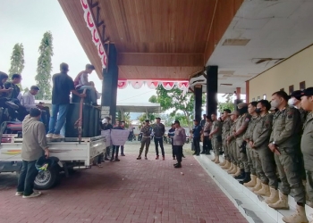 Front Mahasiswa Peduli Tambang Gorontalo (Formapetago) menggelar aksi sekaligus mengadu sejumlah masalah terkait pertambangan di Dewan Perwakilan Rakyat Daerah (DPRD) Bone Bolango, Selasa (1/11/2022). (Foto: Putra/Gopos)