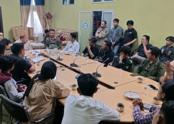 Ketua DPRD Bone Bolango, Halid Tangahu saat menerima mahasiswa peduli tambang Gorontalo di Ruang Ketua DPRD Bone Bolango, Selasa (1/11/2022). (Foto: Putra/Gopos)