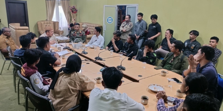 Ketua DPRD Bone Bolango, Halid Tangahu saat menerima mahasiswa peduli tambang Gorontalo di Ruang Ketua DPRD Bone Bolango, Selasa (1/11/2022). (Foto: Putra/Gopos)