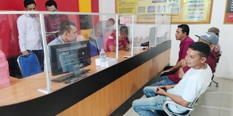 Travel Umrah Cahaya Tanjung Cabang Gorontalo akhirnya di polisiikan oleh pihak keluarga jemaah asal Buol di Polda Gorontalo, Kamis (3/11/2022). (Foto: Putra/Gopos)