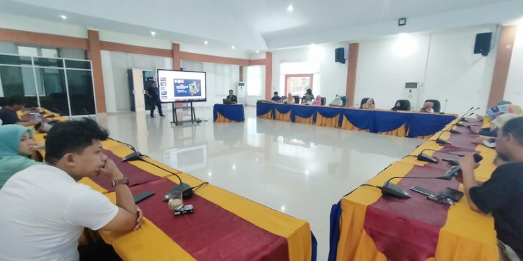 Kabag Umum dan Keuangan Setwan Bonebol Andi Idham saat membawakan sosialisasi aktualisasi aksi perubahan Pelatihan Kepemimpinan Administrator (PKA) angkatan II tingkat Provinsi di Ruang Sidang Dewan Perwakilan Rakyat Daerah (DPRD), Jumat (4/11/2022). (Foto: Putra/Gopos)