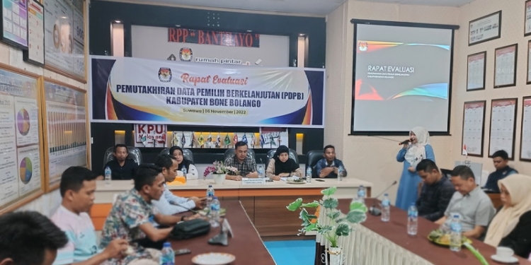 KPU BONE BOLANGO - Rapat Evaluasi PDPB Kabupaten Bone Bolango di Kantor KPU Bone Bolango, Ahad (6/11/2022). (Foto: Putra/Gopos)