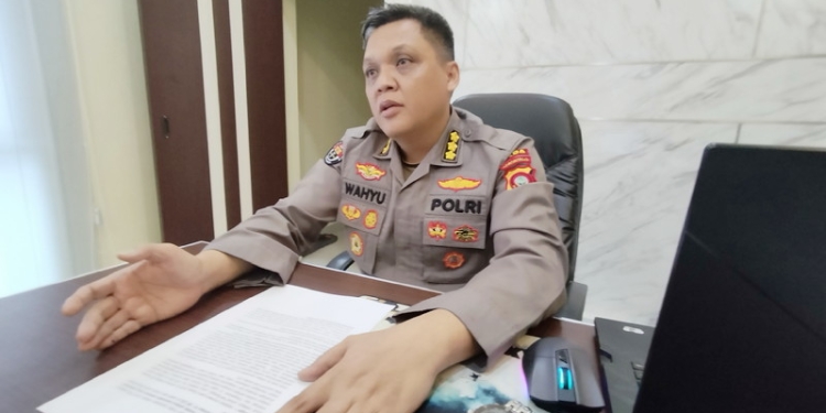 Kabid Humas Polda Gorontalo, Kombes Pol Wahyu Tri Cahyono ditemui di Ruang Kerjanya, Senin (7/11/2022). (Foto: Putra/Gopos)