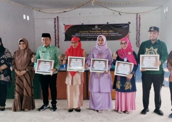 KPU BONE BOLANGO - Camat di Bone Bolango diganjar Penghargaan oleh Komisi Pemilihan Umum (KPU). (Foto: Putra/Gopos)