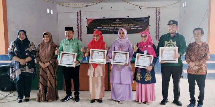 KPU BONE BOLANGO - Camat di Bone Bolango diganjar Penghargaan oleh Komisi Pemilihan Umum (KPU). (Foto: Putra/Gopos)