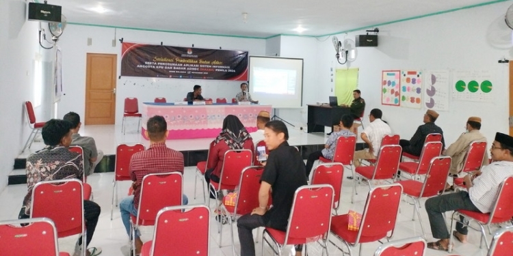 KPU BONE BOLANGO - kegiatan sosialisasi Pembentukan Badan Adhoc dan Sosialisasi Aplikasi SIAKBA Pemilu 2024 oleh Komisi Pemilihan Umum (KPU) Kabupaten Bone Bolango di Pusat Kegiatan Belajar Masyarakat (PKBM) Desa Bingoime, Kecamatan Tilongkabila Kabupaten Bone Bolango, Sabtu (12/11/2022). (Foto: Putra/Gopos)