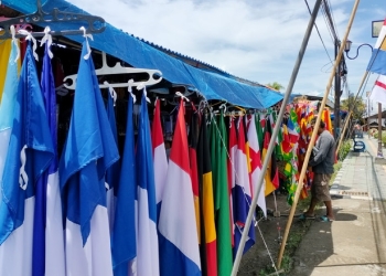 Bendera Piala Dunia milik Asir Arsyad di Malioboro Gorontalo, Desa Toto Utara, Kecamatan Tilongkabila, Kabupaten Bone Bolango, (13/11/2022). (Foto: Putra/Gopos)