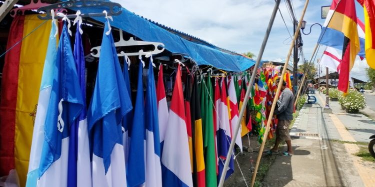 Bendera Piala Dunia milik Asir Arsyad di Malioboro Gorontalo, Desa Toto Utara, Kecamatan Tilongkabila, Kabupaten Bone Bolango, (13/11/2022). (Foto: Putra/Gopos)