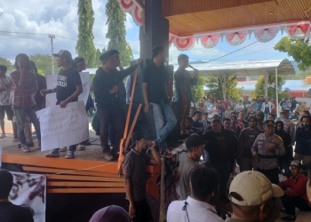Aliansi Mahasiswa Masyarakat Suwawa, Pemuda dan Mahasiswa Bone Bolango Bersatu menggelar aksi serta meminta solusi terkait persoalan batu hitam di Bone Bolango di Kantor DPRD Kabupaten Bone Bolango, Senin (14/11/2022). (Foto: Putra/Gopos)