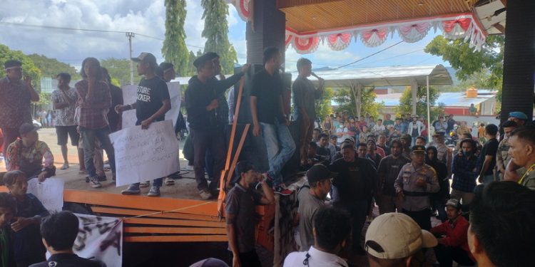 Aliansi Mahasiswa Masyarakat Suwawa, Pemuda dan Mahasiswa Bone Bolango Bersatu menggelar aksi serta meminta solusi terkait persoalan batu hitam di Bone Bolango di Kantor DPRD Kabupaten Bone Bolango, Senin (14/11/2022). (Foto: Putra/Gopos)