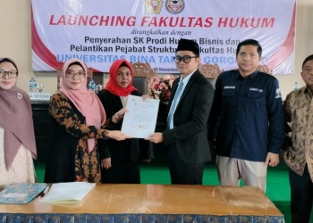 Launching Fakultas Hukum dirangkaikan dengan penyerahan SK Prodi Hukum Bisnis dan Pelantikan Pejabat Struktural Fakultas Hukum Universitas Bina Taruna (Unbita) Gorontalo periode 2022-2025 di Aula Lantai 3 Kampus Unbita, Selasa (15/11/2022). (Foto: Putra/Gopos)