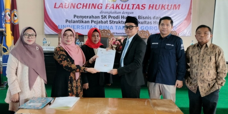 Launching Fakultas Hukum dirangkaikan dengan penyerahan SK Prodi Hukum Bisnis dan Pelantikan Pejabat Struktural Fakultas Hukum Universitas Bina Taruna (Unbita) Gorontalo periode 2022-2025 di Aula Lantai 3 Kampus Unbita, Selasa (15/11/2022). (Foto: Putra/Gopos)