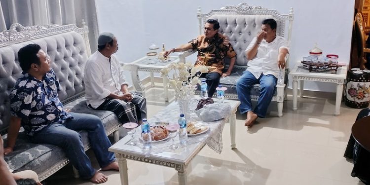 Wakil Ketua MPR RI, Fadel Muhammad saat mengunjungi kediaman almarhum Bayu Suleman di Kelurahan Heledulaa, Kecamatan Kota Timur, Kota Gorontalo, Kamis malam (17/11/2022). (Foto: Putra/Gopos)