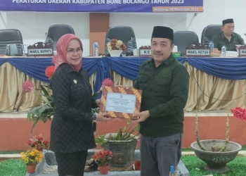 Penyerahan Naskah Ranperda APBD 2023 saat Rapat Paripurna Dewan Perwakilan Rakyat Daerah (DPRD) Kabupaten Bone Bolango terkait pembicaraan tingkat satu terhadap Ranperda APBD tahun 2023, Jumat (18/11/2022). (Foto: Putra/Gopos)