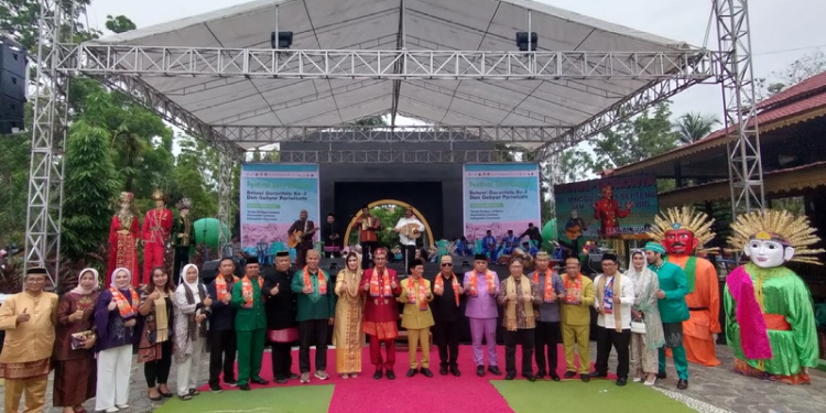 Ketua Umum Lamahu, Fadel Muhammad bersama jajaran Forkopimda Provinsi Gorontalo dan unsur terkait di pelaksanaan Seni Budaya Betawi Gorontalo. (Foto: Putra/Gopos)