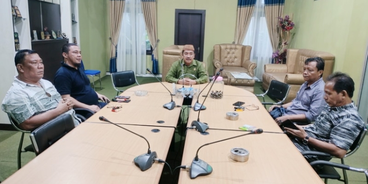 Ketua DPRD Bone Bolango, Halid Tangahu bersama pengurus koperasi tindaho, Selasa (21/11/2022). (Foto: Putra/Gopos)