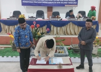 APBD 2023 Kabupaten Bone Bolango Disahkan. Penandatanganan Berita Acara APBD tahun 2023 oleh Ketua DPRD Bone Bolango, Halid Tangahu di Ruang Sidang DPRD Bone Bolango, Selasa (29/11/2022). (Foto: Putra/Gopos)