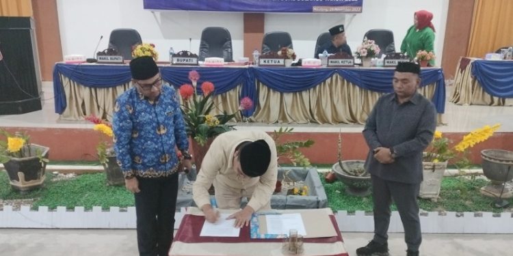 APBD 2023 Kabupaten Bone Bolango Disahkan. Penandatanganan Berita Acara APBD tahun 2023 oleh Ketua DPRD Bone Bolango, Halid Tangahu di Ruang Sidang DPRD Bone Bolango, Selasa (29/11/2022). (Foto: Putra/Gopos)